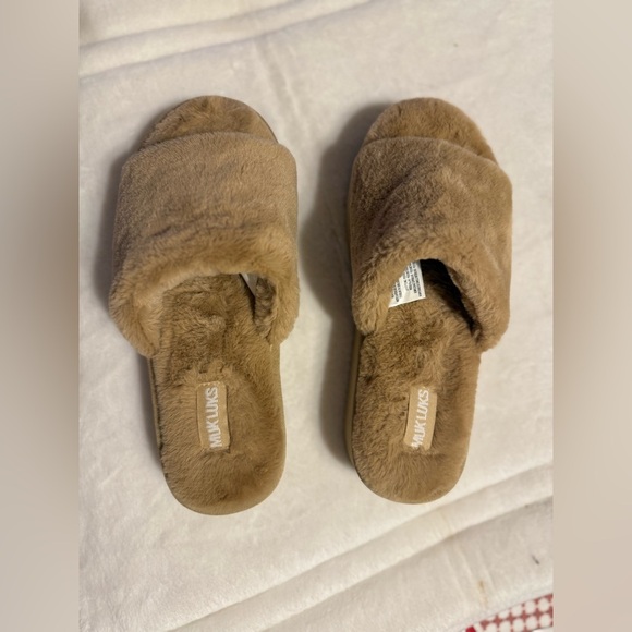 NWT MUK LUKS faux fur platform slipper, size medium (9-10) - Picture 13 of 15